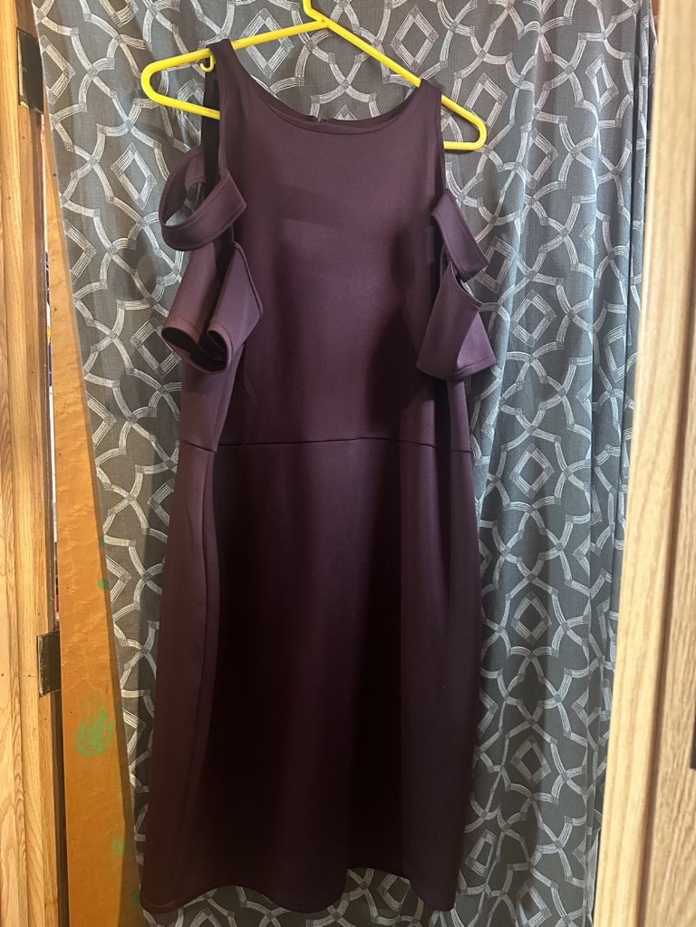 Burgundy dress detail of sleeves cut off detail - Picture 12 of 12